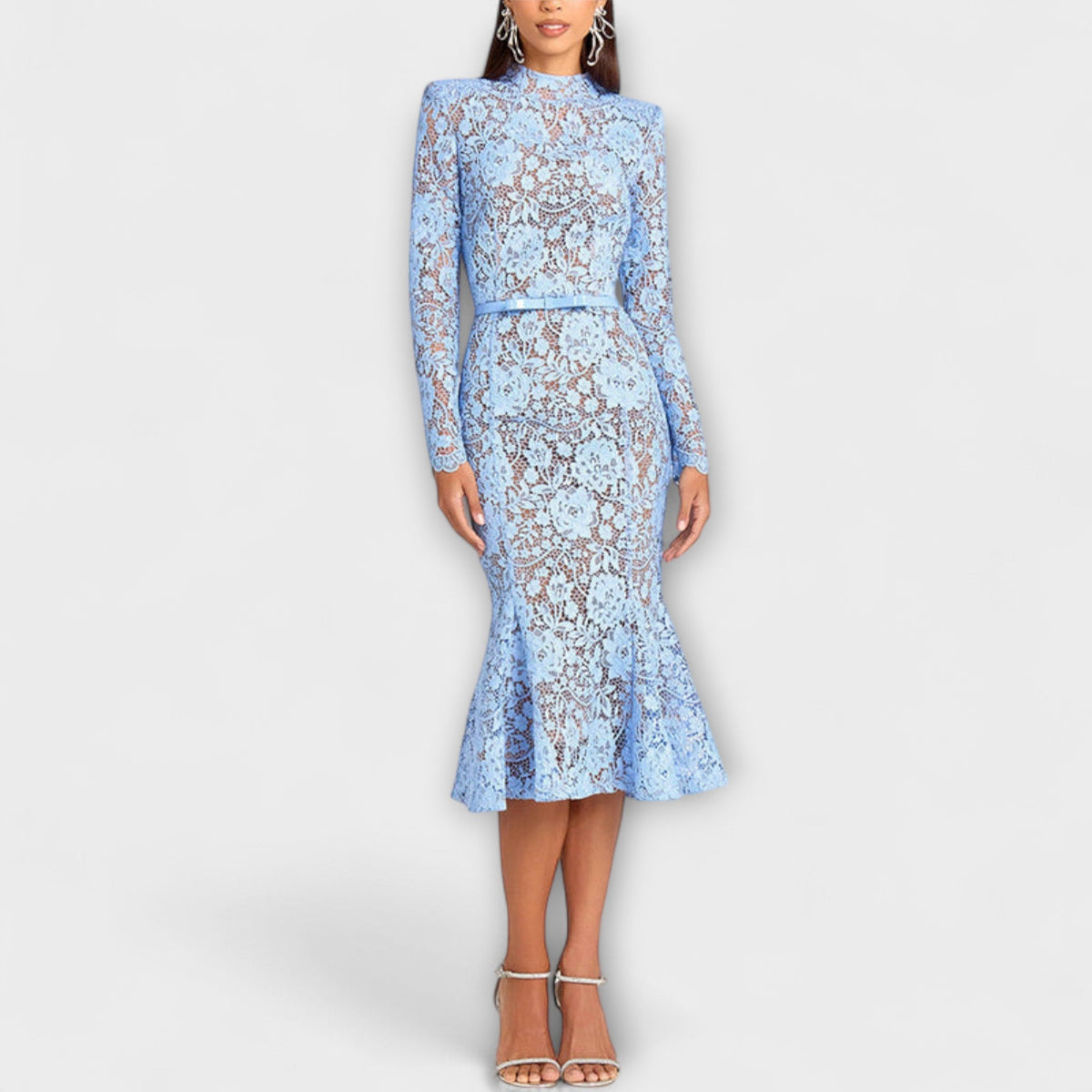 Freya – Elegant midikjole i blomstret blonde