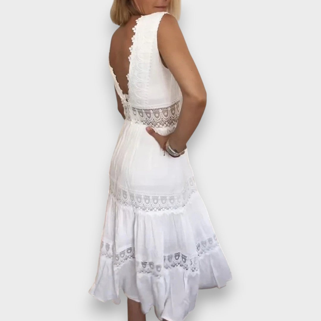 Lilje | Elegant blondekjole med V-hals