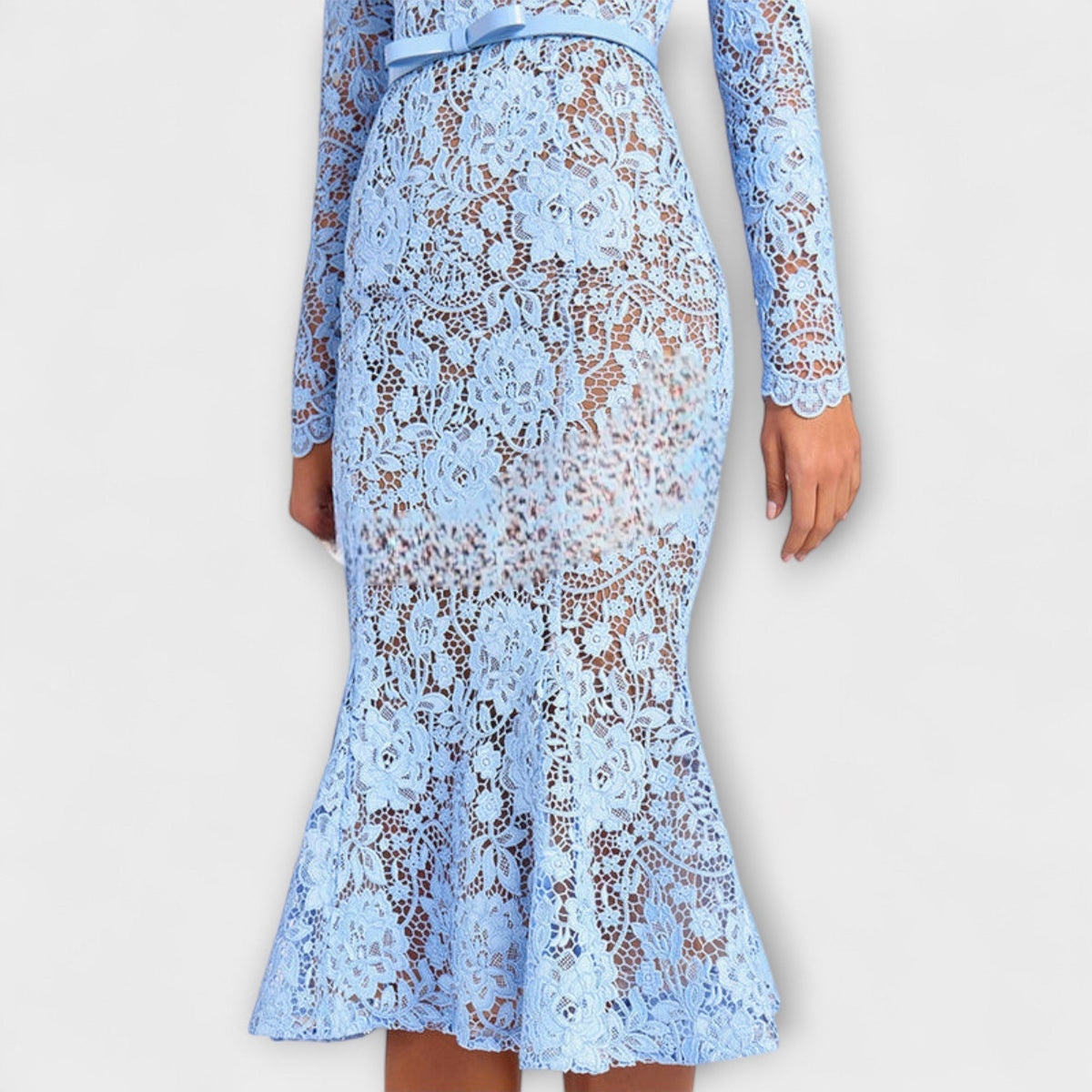 Freya – Elegant midikjole i blomstret blonde