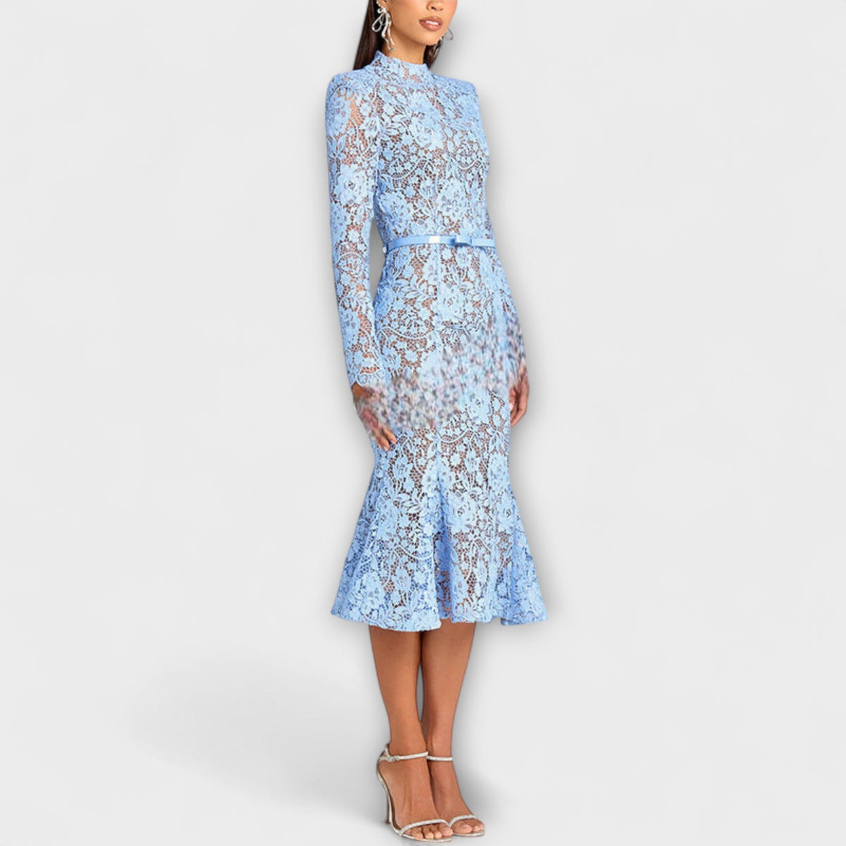 Freya – Elegant midikjole i blomstret blonde
