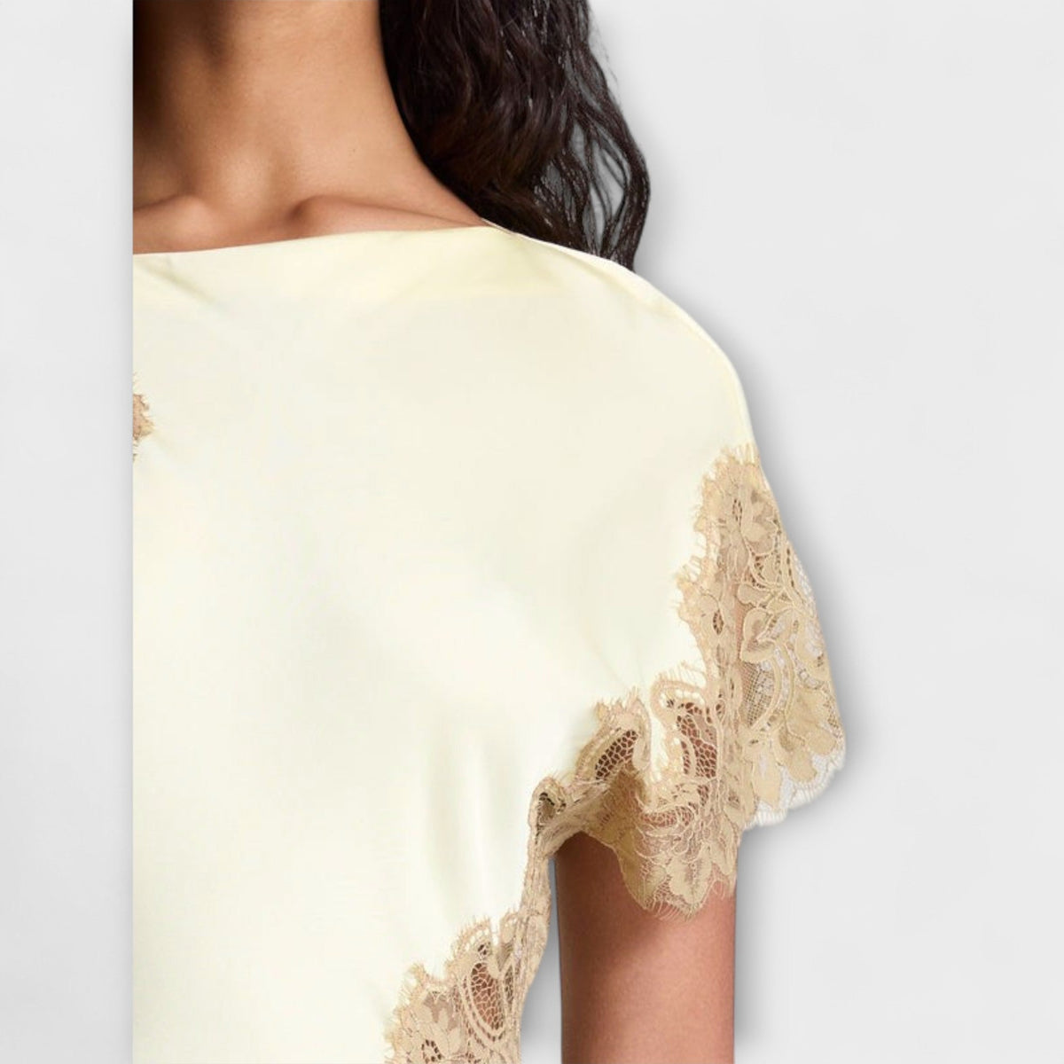 Herdis – Maxikjole med satin og blondedetaljer