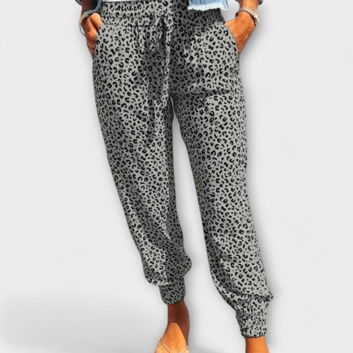 Solvejg – Bukser med vide ben og leopardprint