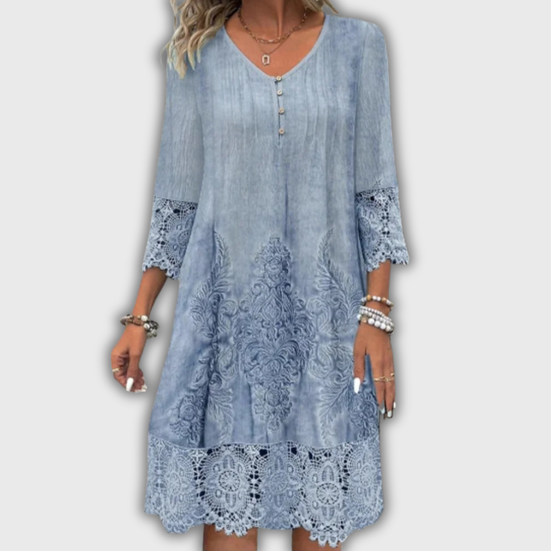 Filippa – Elegant blondekjole med V-hals