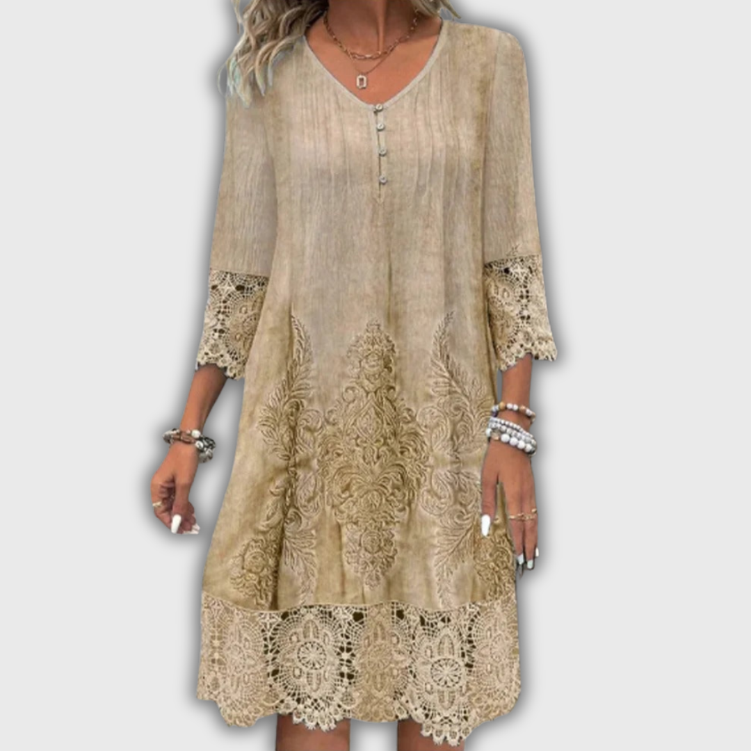 Filippa – Elegant blondekjole med V-hals