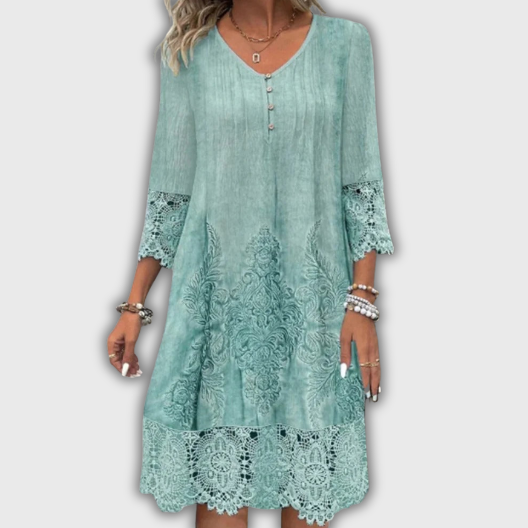 Filippa – Elegant blondekjole med V-hals