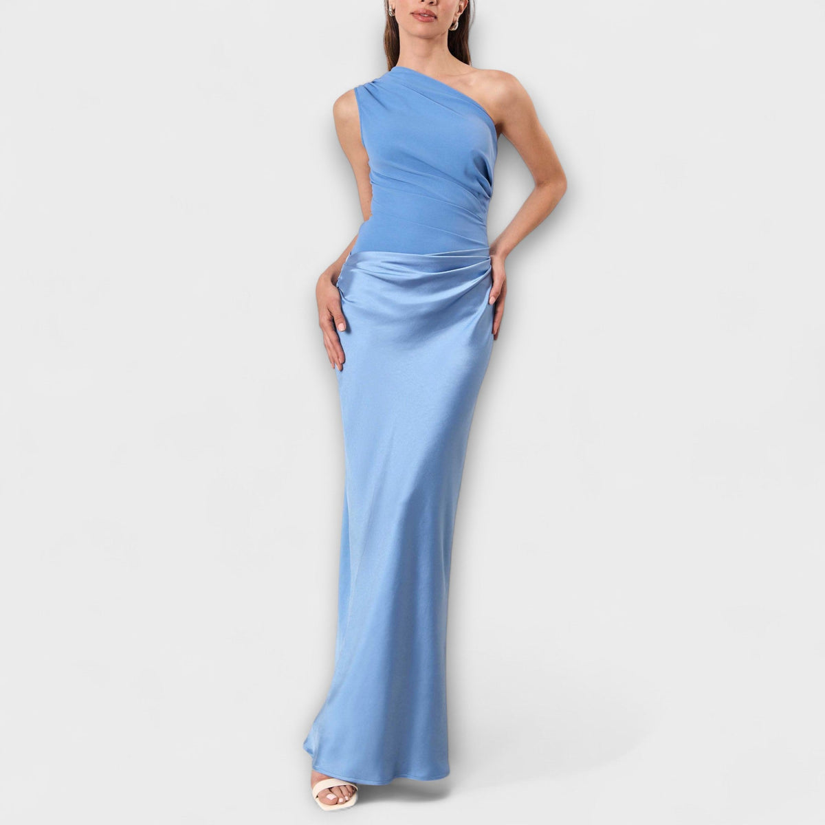 Elegant plisseret maxikjole med one-shoulder