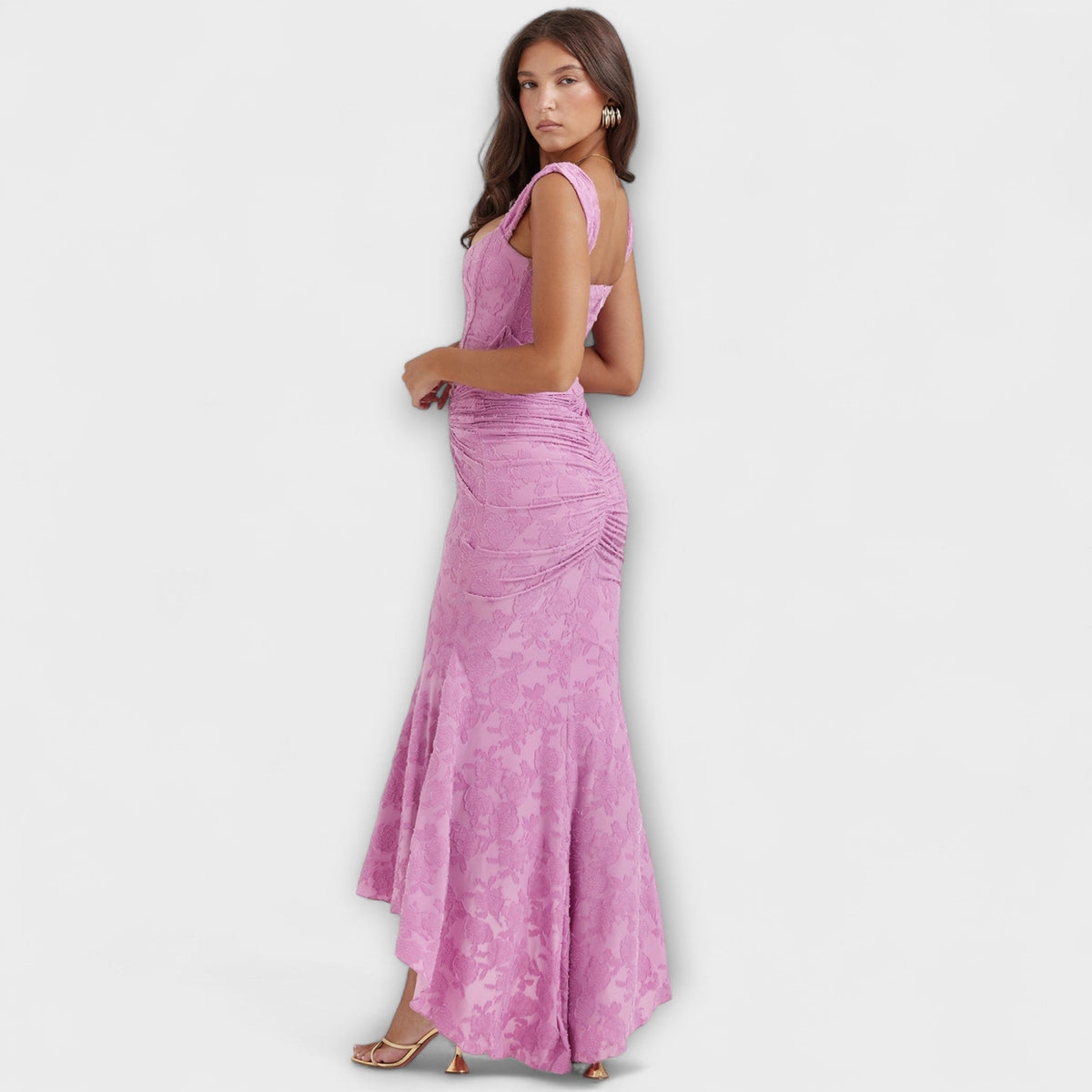 Nina – Elegant og forfinet kjole med korset