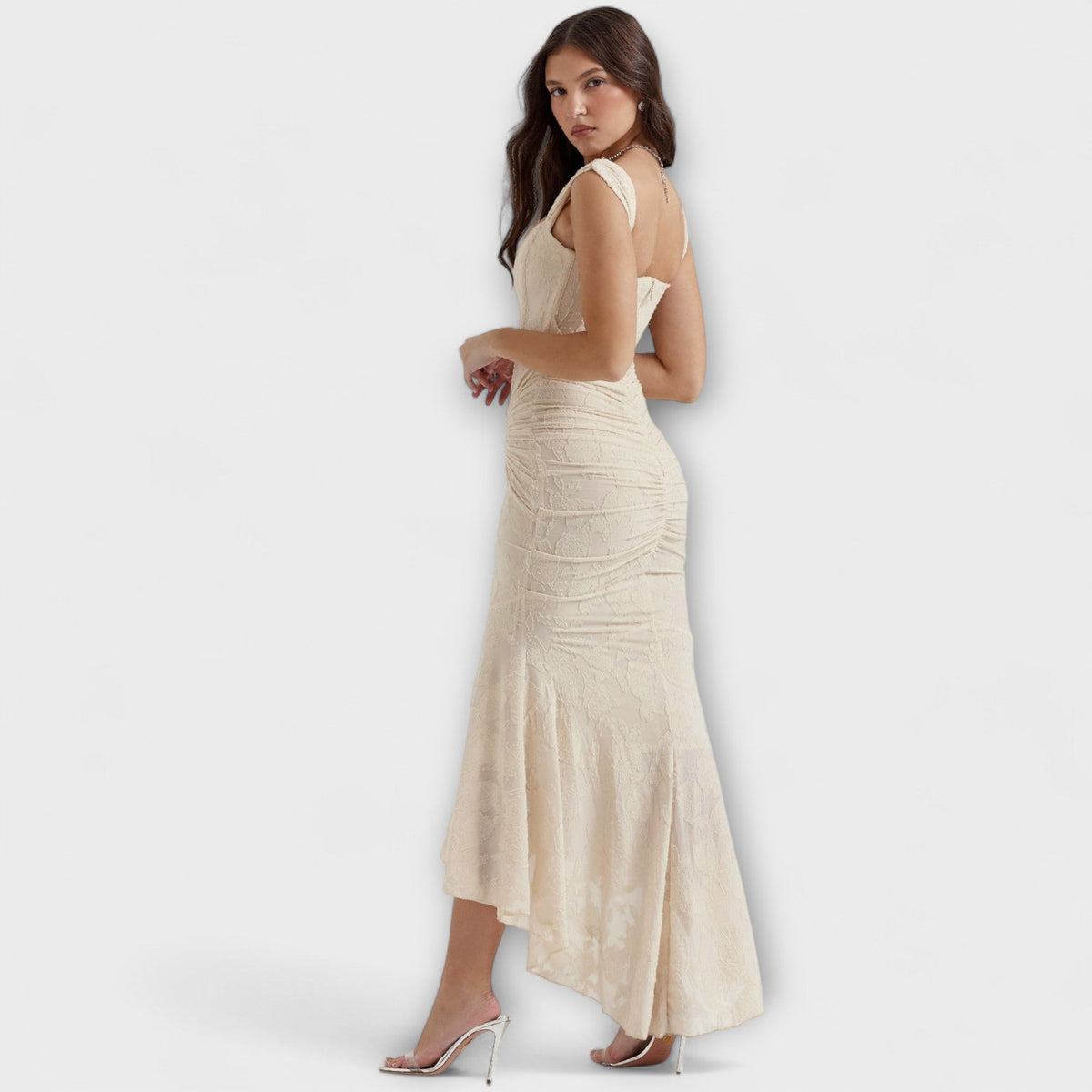 Nina – Elegant og forfinet kjole med korset