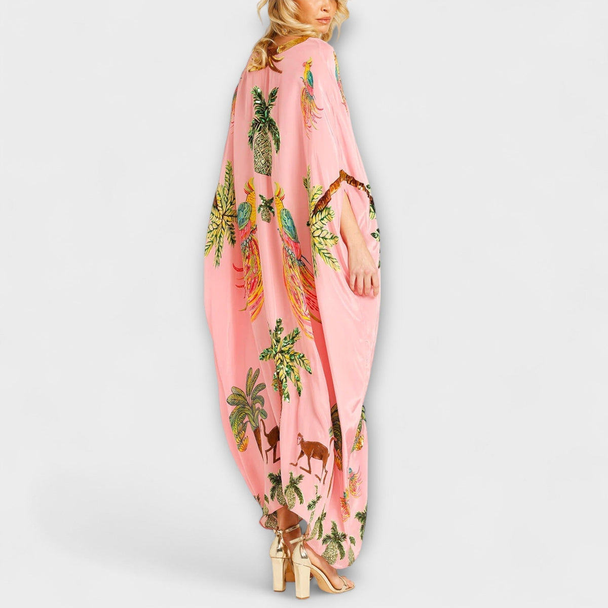 Linda – Off-shoulder-kjole med asymmetrisk skulder og palmeprint