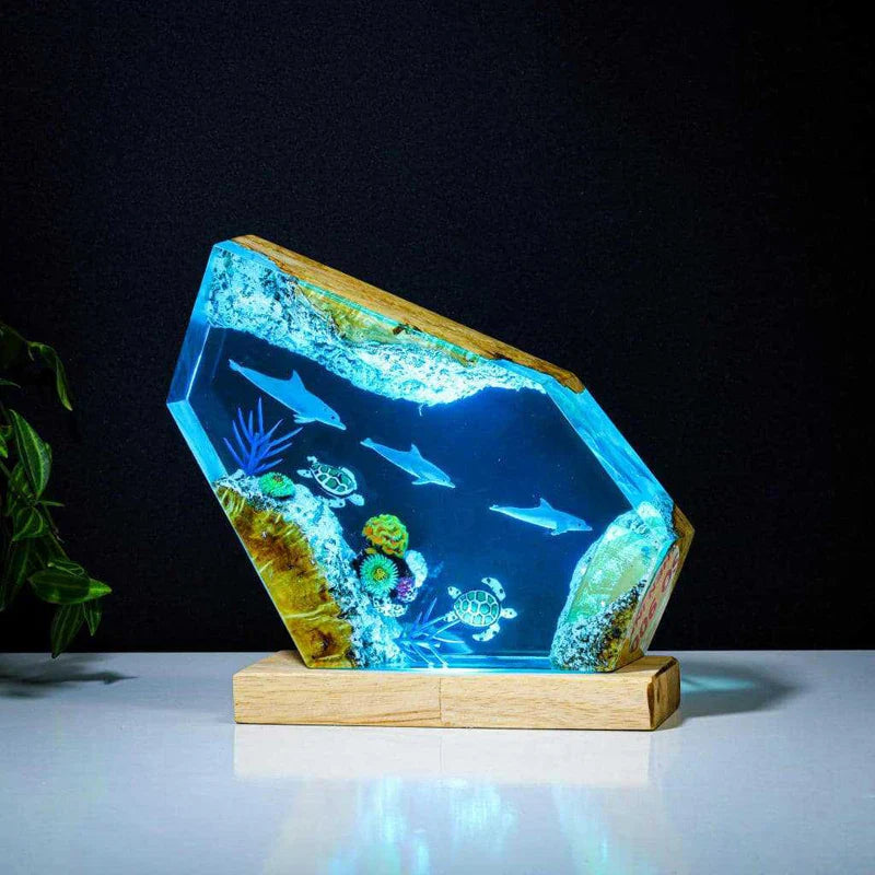 Resin Bordlampe – Dolphin SwimmingSeabed
