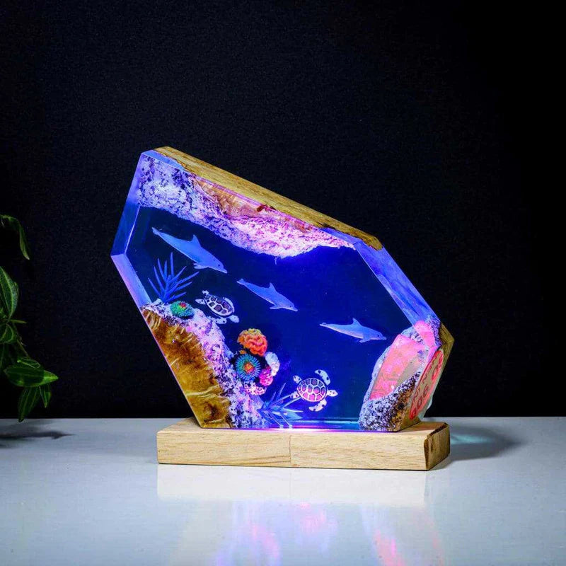 Resin Bordlampe – Dolphin SwimmingSeabed