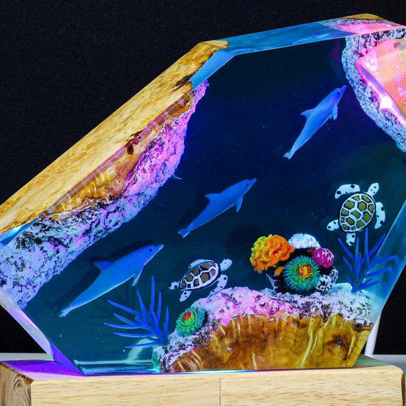 Resin Bordlampe – Dolphin SwimmingSeabed