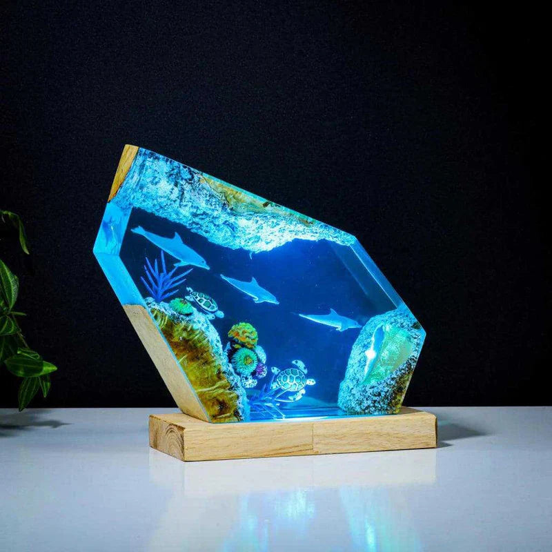 Resin Bordlampe – Dolphin SwimmingSeabed