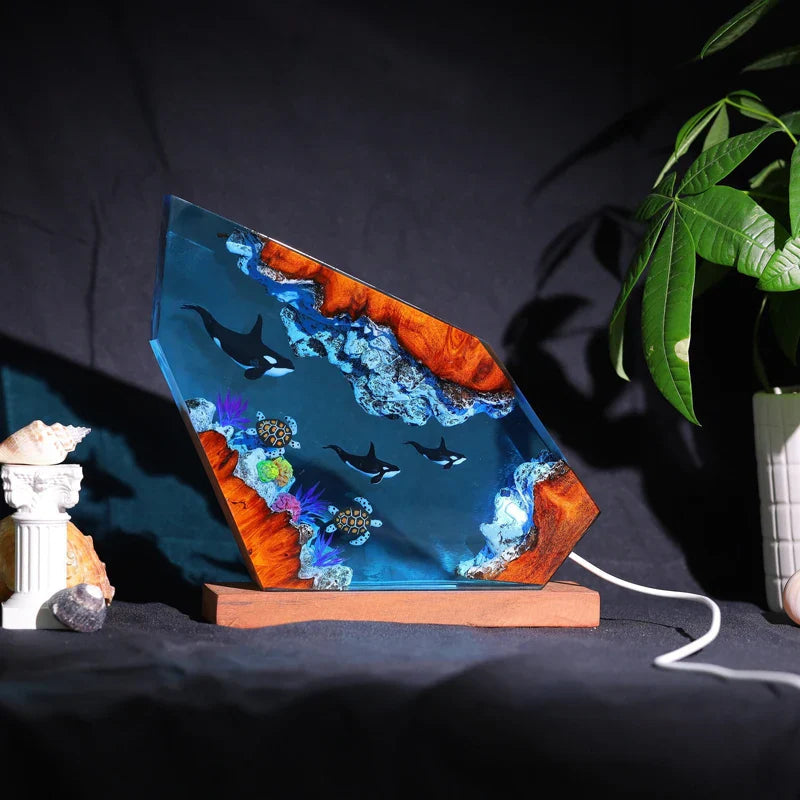 Resin Bordlampe – Swimming Orca