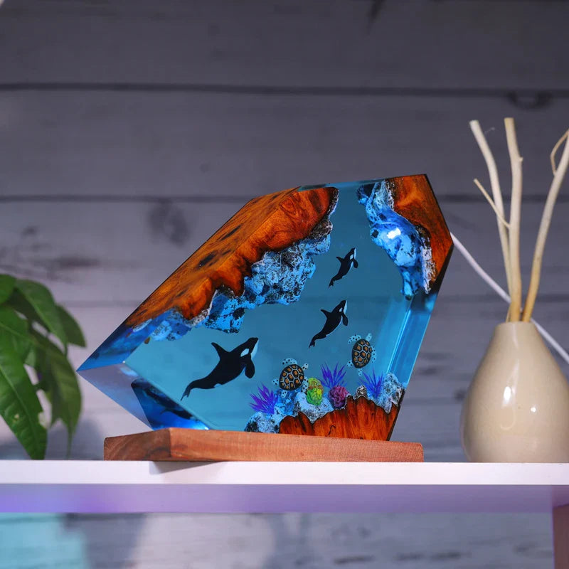 Resin Bordlampe – Swimming Orca