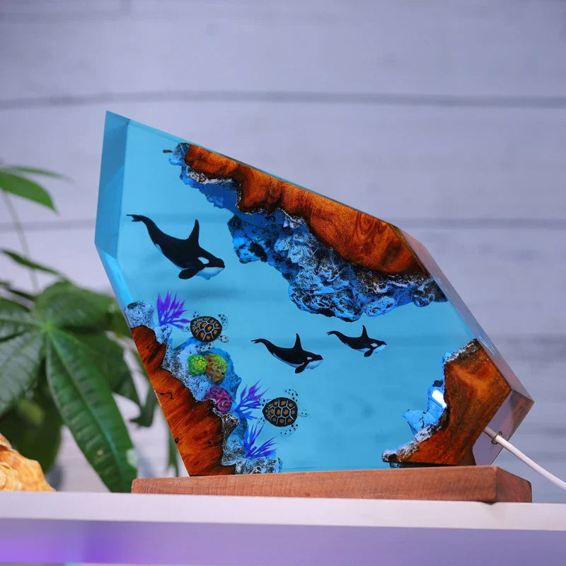 Resin Bordlampe – Swimming Orca