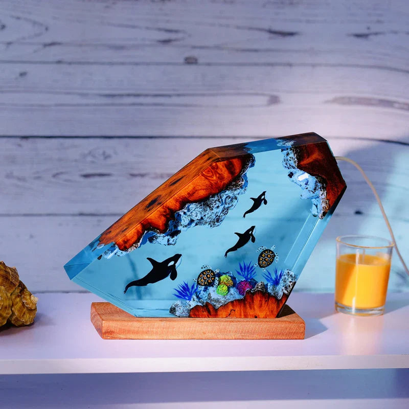 Resin Bordlampe – Swimming Orca