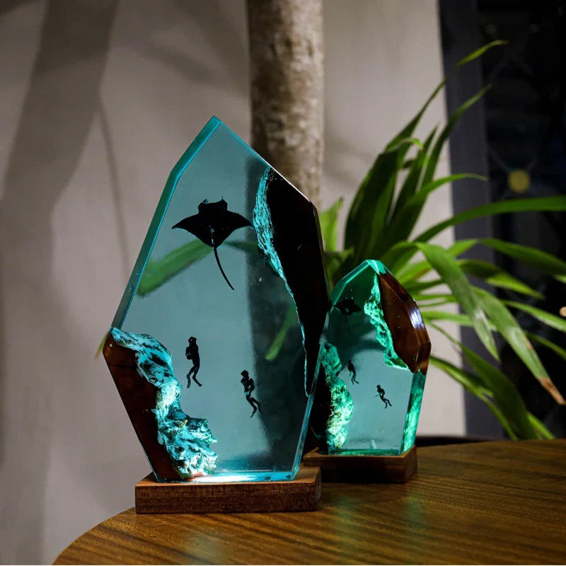 Resin Bordlampe – Manta Ray Swimming