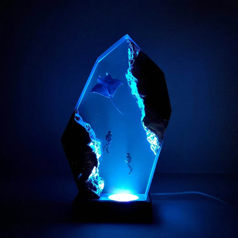 Resin Bordlampe – Manta Ray Swimming