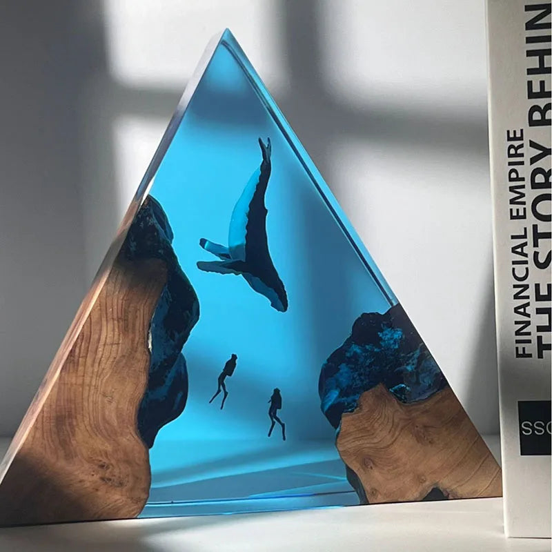 Resin Bordlampe – Whale Diver Triangle